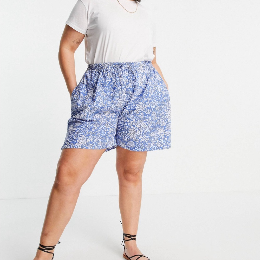Plus size blue/white floral short